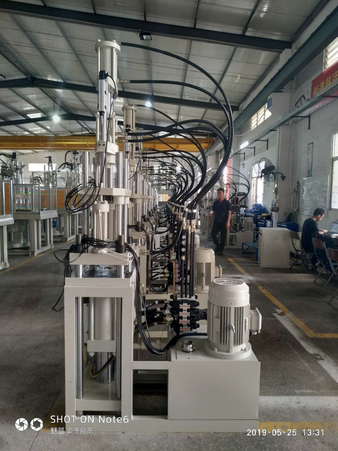 立式高速注塑機(jī) 立式高速注塑機(jī)